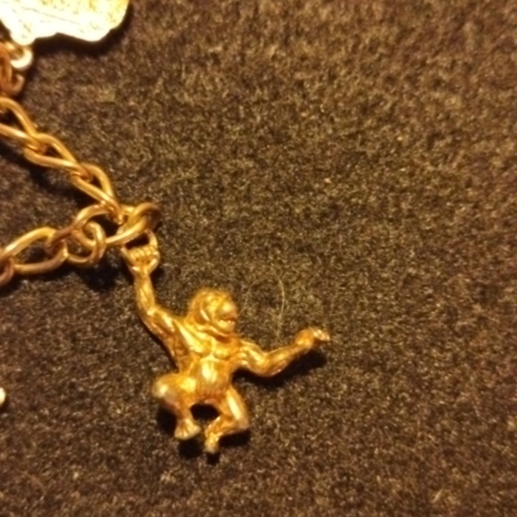 Vintage 1980's Universal Studios gold tone charm Bracelet with 6 charms - Picture 6 of 8